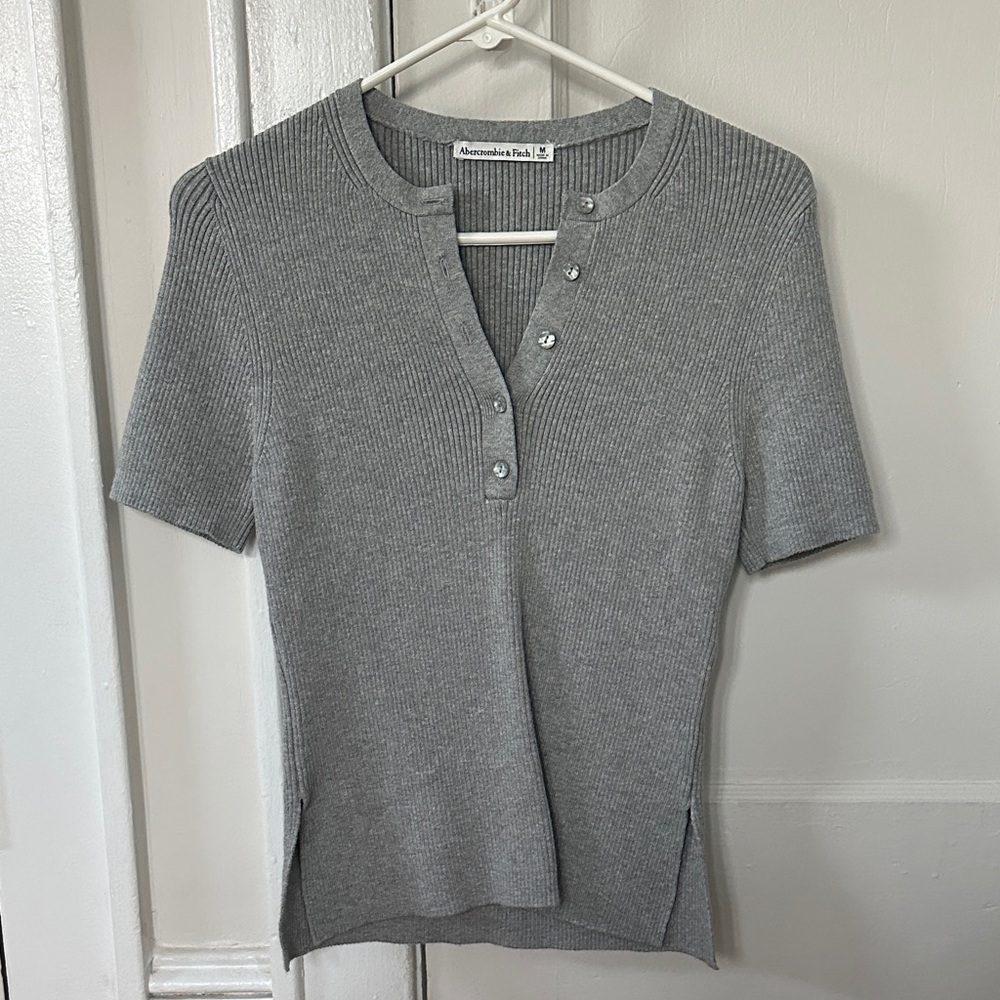 Abercrombie & Fitch Gray Short Sleeve Tee